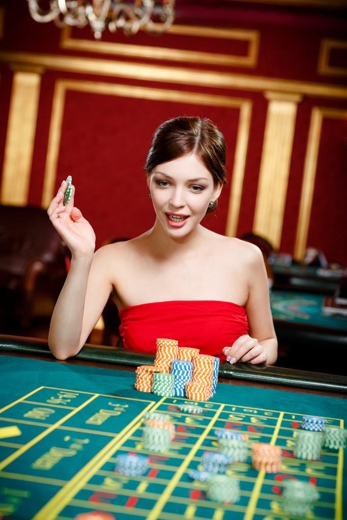 Tampilan meja live-dealer dan permainan slot di mega judi